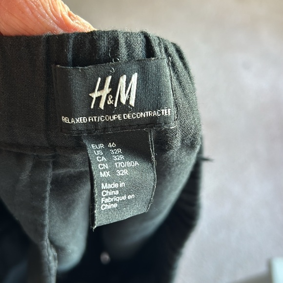 NWOT. H&M linen/ cotton relaxed fit black shorts. Lightweight summer wear. - Picture 7 of 8